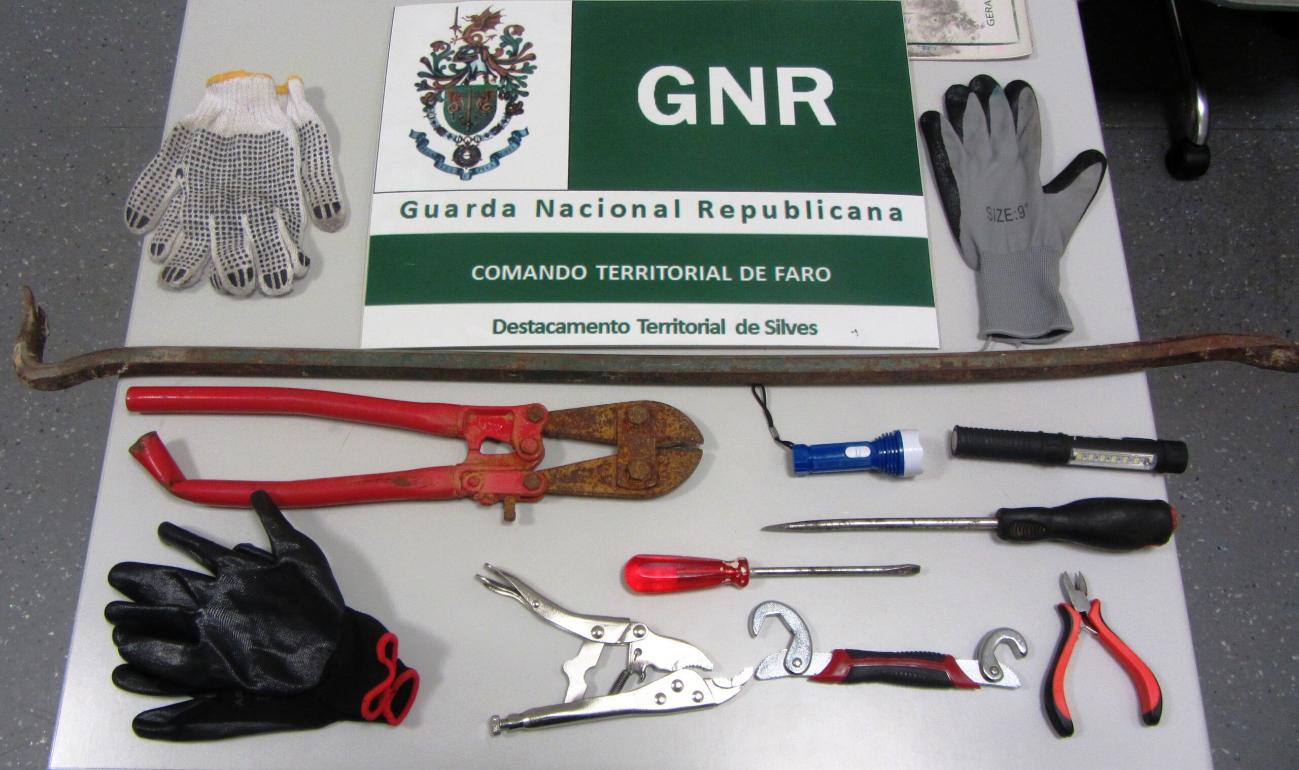 Sul Informação - Casal detido por tentativa de assalto a uma pastelaria no centro de Algoz