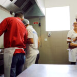 Sul Informação - Jovens com deficiência “cozinham” o futuro no restaurante “Compromisso”