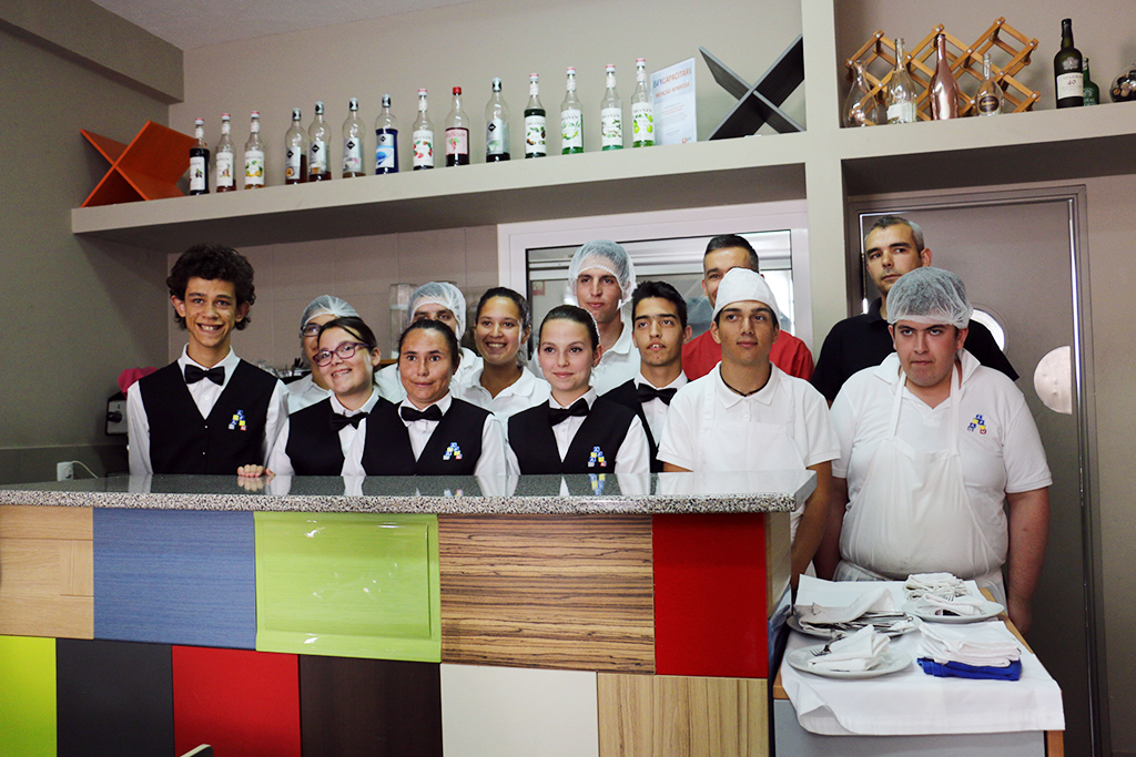 Sul Informação - Jovens com deficiência “cozinham” o futuro no restaurante “Compromisso”