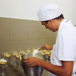 Sul Informação - Jovens com deficiência “cozinham” o futuro no restaurante “Compromisso”