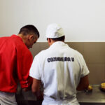 Sul Informação - Jovens com deficiência “cozinham” o futuro no restaurante “Compromisso”