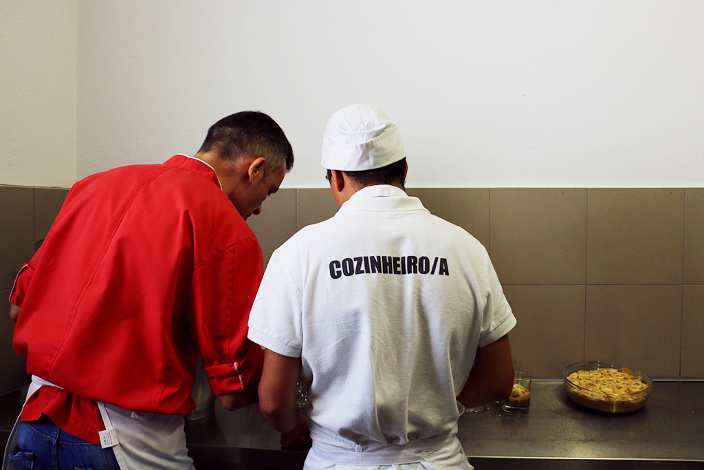 Sul Informação - Jovens com deficiência “cozinham” o futuro no restaurante “Compromisso”