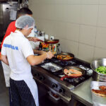 Sul Informação - Jovens com deficiência “cozinham” o futuro no restaurante “Compromisso”