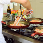 Sul Informação - Jovens com deficiência “cozinham” o futuro no restaurante “Compromisso”