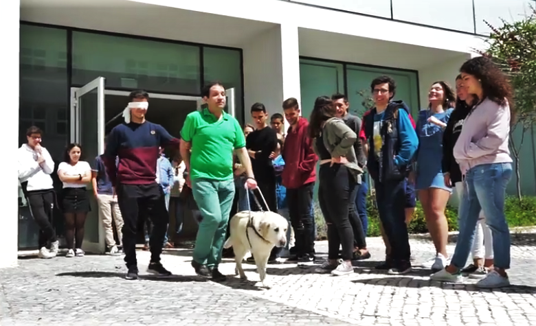 Sul Informação - Alunas da Secundária João de Deus sensibilizam colegas para a deficiência visual