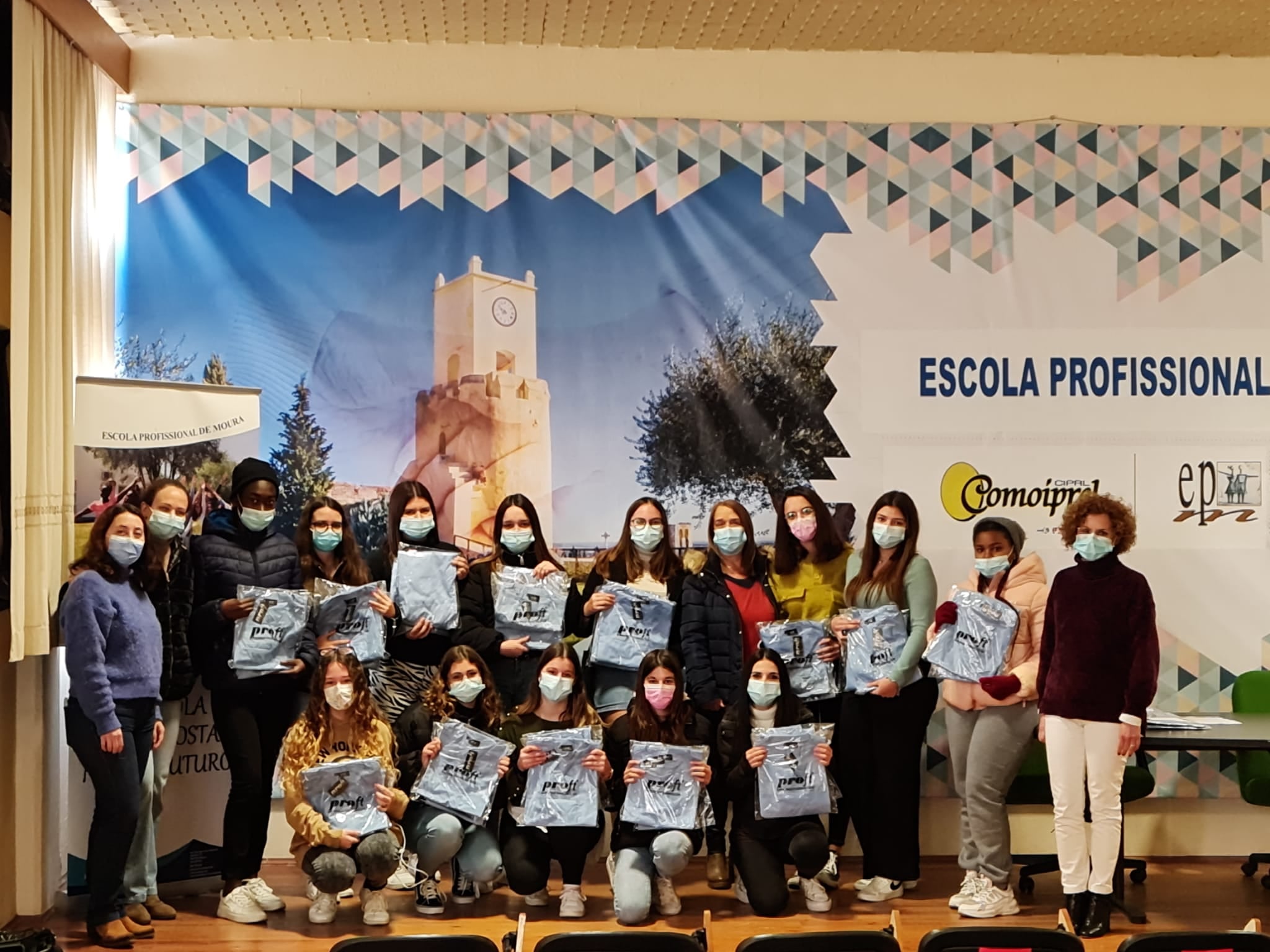Sul Informação - Alunos da Escola Profissional de Moura recebem novas fardas