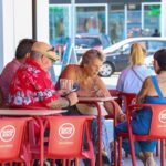 Sul Informação - Carros americanos e amigos estacionam no Sudoeste Retail Park de Alcantarilha