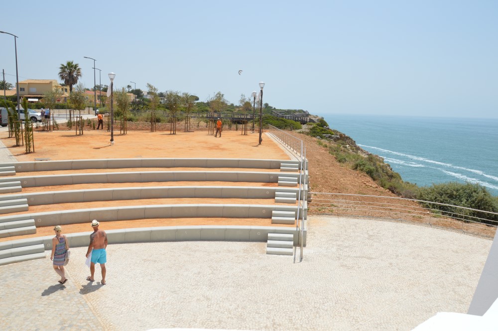 Sul Informação - Novidades do Verão no Algarve: Anfiteatro junto à Ermida de Carvoeiro