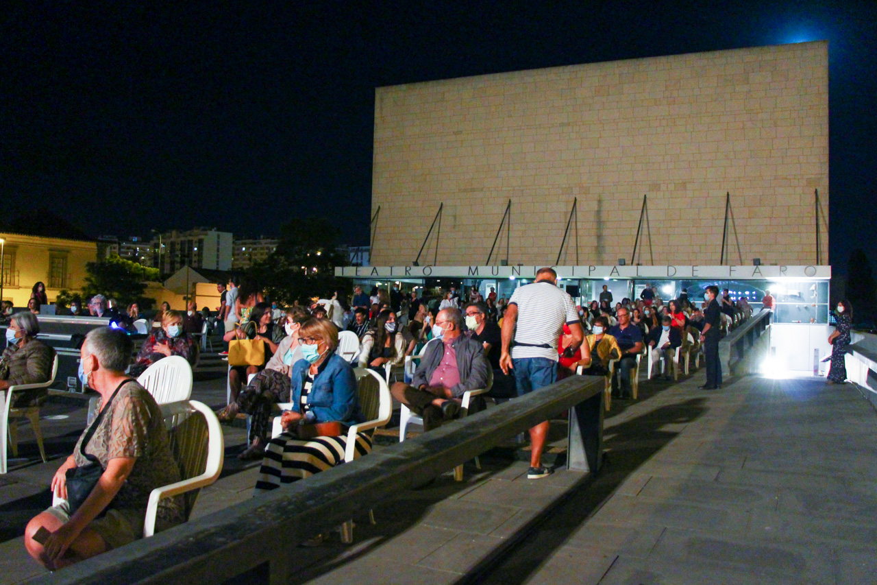 Sul Informação - Filipe Raposo e Orquestra Clássica do Sul deram música ao 15º aniversário do Teatro das Figuras