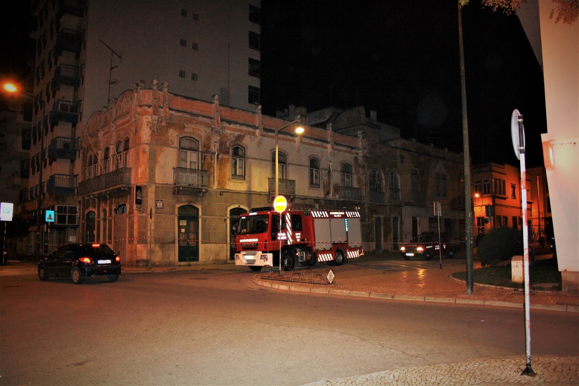 Sul Informação - Olhão: Edifício junto ao antigo Café Mourão na iminência de ruir (com fotos)