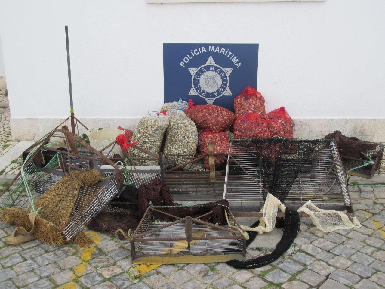 Sul Informação - Polícia Marítima apreendeu embarcação e 300 quilos de berbigão na Ria Formosa