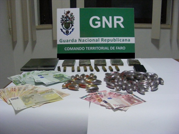 Sul Informação - GNR pára condutor em Portimão e descobre droga