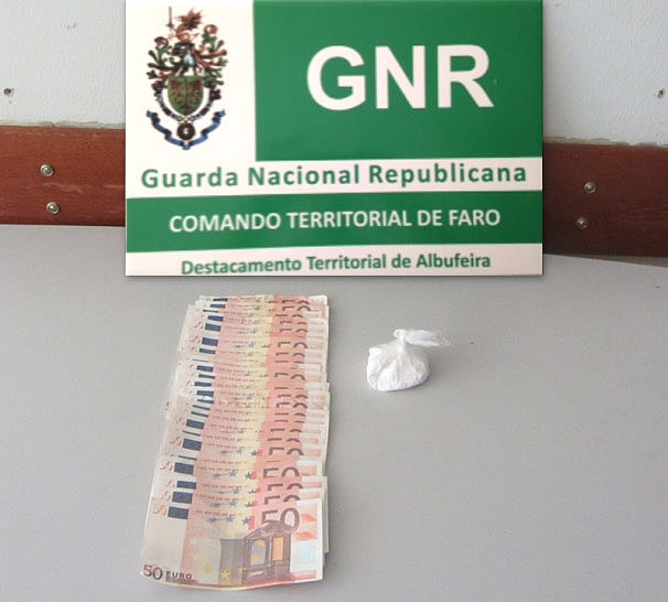 Sul Informação - GNR de Albufeira prende homem com cocaína e notas de 50 euros falsas