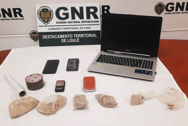 Sul Informação - Detido em flagrante com 5000 doses de heroína escondidas no motor do carro