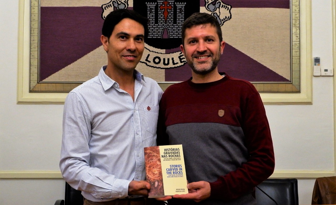 Sul Informação - Livro quer pôr todos a olhar para as rochas em Loulé