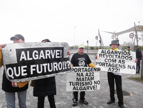 Sul Informação - Ativistas algarvios no Parlamento para assistir à discussão de petição contra as portagens