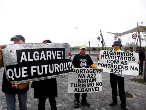Sul Informação - Comissão de Utentes da Via do Infante protesta à porta de Passos, Cavaco e Festa do Pontal