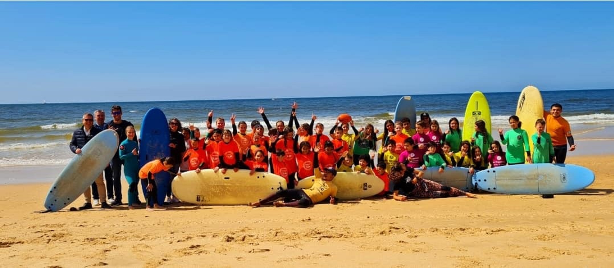 Sul Informação - Alunos do 4.º ano de escolaridade de Quarteira têm aulas de surf gratuitas