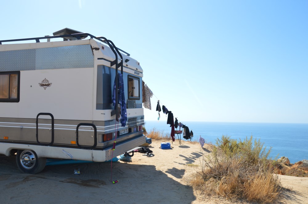 Sul Informação - Ninguém consegue controlar as autocaravanas à beira das arribas na Praia da Marinha