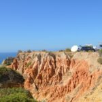 Sul Informação - Ninguém consegue controlar as autocaravanas à beira das arribas na Praia da Marinha