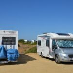 Sul Informação - Ninguém consegue controlar as autocaravanas à beira das arribas na Praia da Marinha