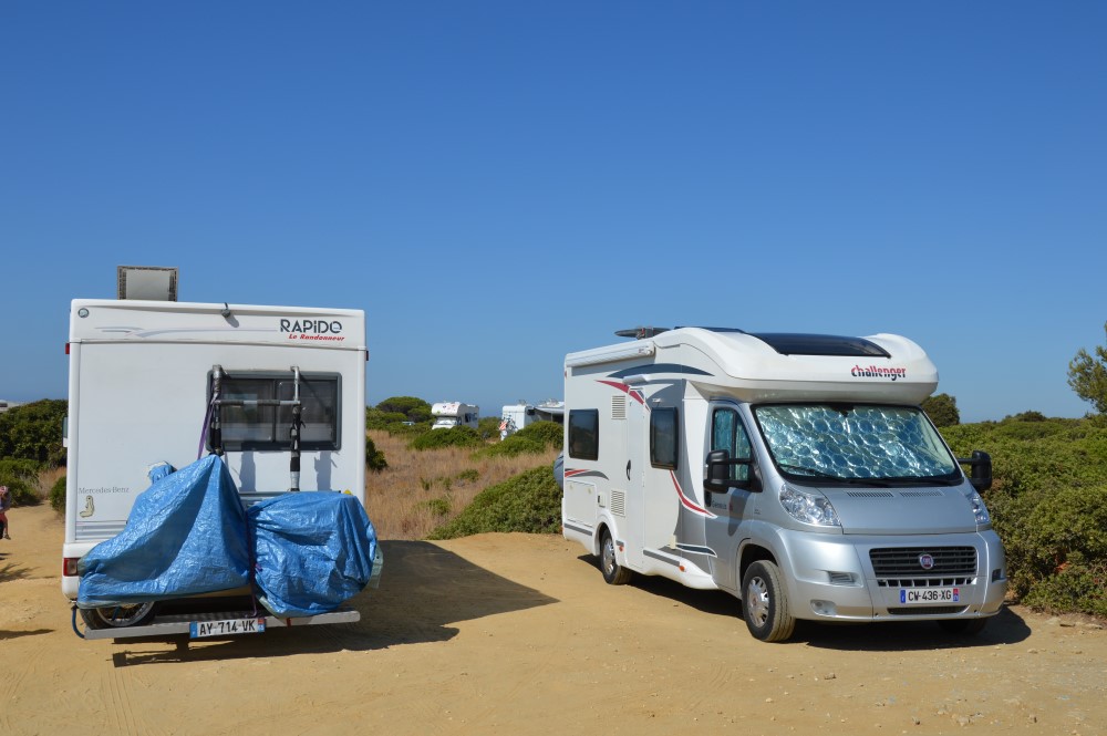 Sul Informação - Ninguém consegue controlar as autocaravanas à beira das arribas na Praia da Marinha