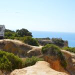 Sul Informação - Ninguém consegue controlar as autocaravanas à beira das arribas na Praia da Marinha