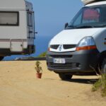 Sul Informação - Ninguém consegue controlar as autocaravanas à beira das arribas na Praia da Marinha
