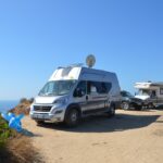 Sul Informação - Ninguém consegue controlar as autocaravanas à beira das arribas na Praia da Marinha