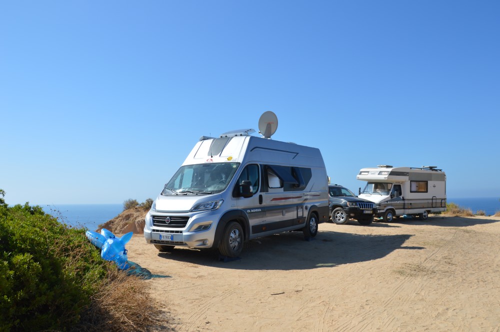 Sul Informação - Ninguém consegue controlar as autocaravanas à beira das arribas na Praia da Marinha
