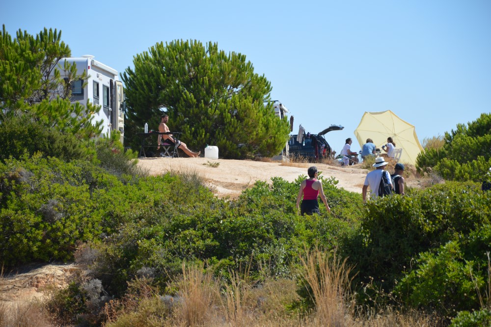 Sul Informação - Ninguém consegue controlar as autocaravanas à beira das arribas na Praia da Marinha