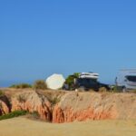 Sul Informação - Ninguém consegue controlar as autocaravanas à beira das arribas na Praia da Marinha