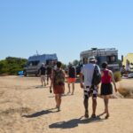 Sul Informação - Ninguém consegue controlar as autocaravanas à beira das arribas na Praia da Marinha