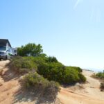 Sul Informação - Ninguém consegue controlar as autocaravanas à beira das arribas na Praia da Marinha
