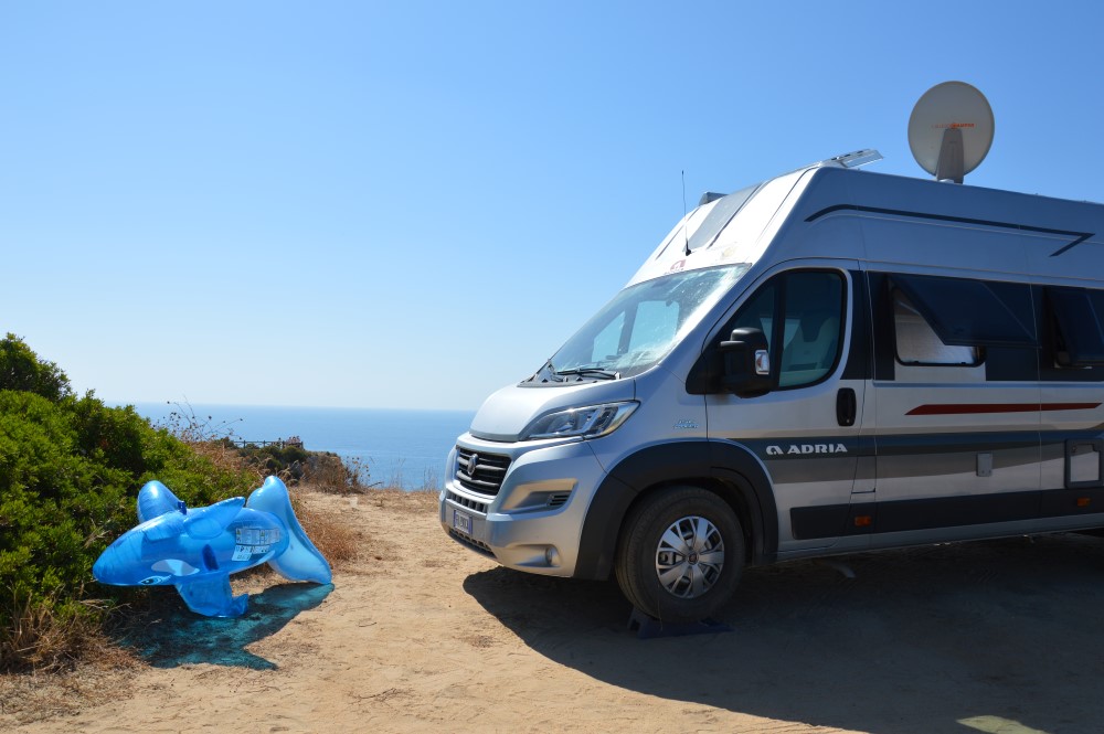 Sul Informação - Ninguém consegue controlar as autocaravanas à beira das arribas na Praia da Marinha