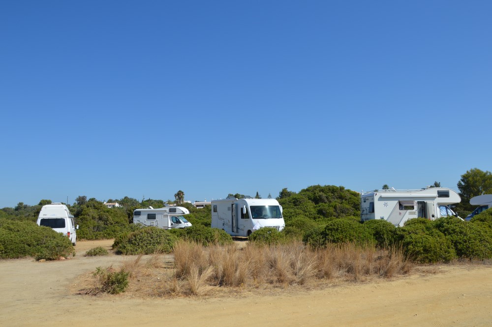 Sul Informação - Ninguém consegue controlar as autocaravanas à beira das arribas na Praia da Marinha