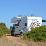 Sul Informação - Ninguém consegue controlar as autocaravanas à beira das arribas na Praia da Marinha