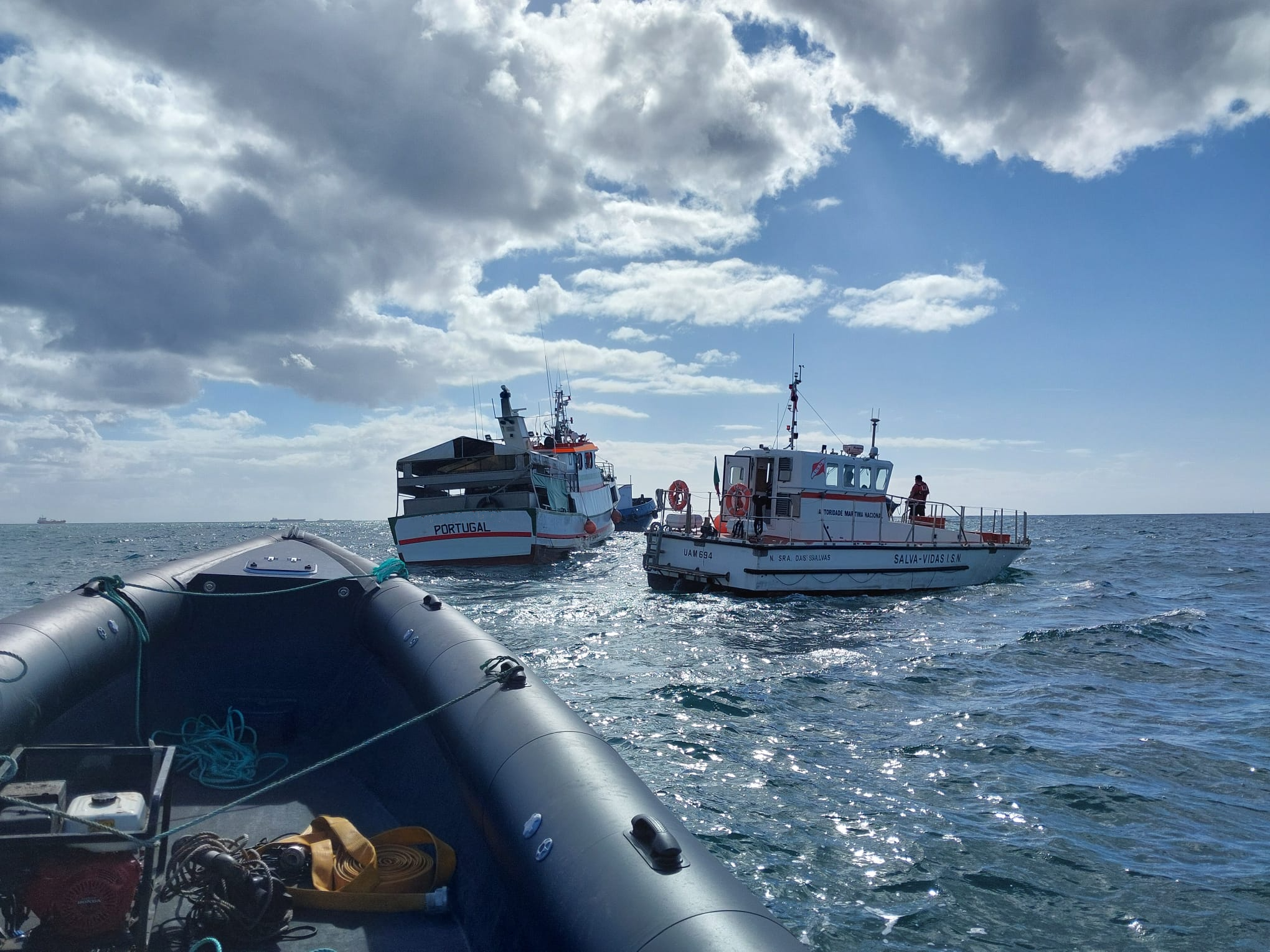 Sul Informação - Barco de pesca que começou a meter água auxiliado ao largo de Sines