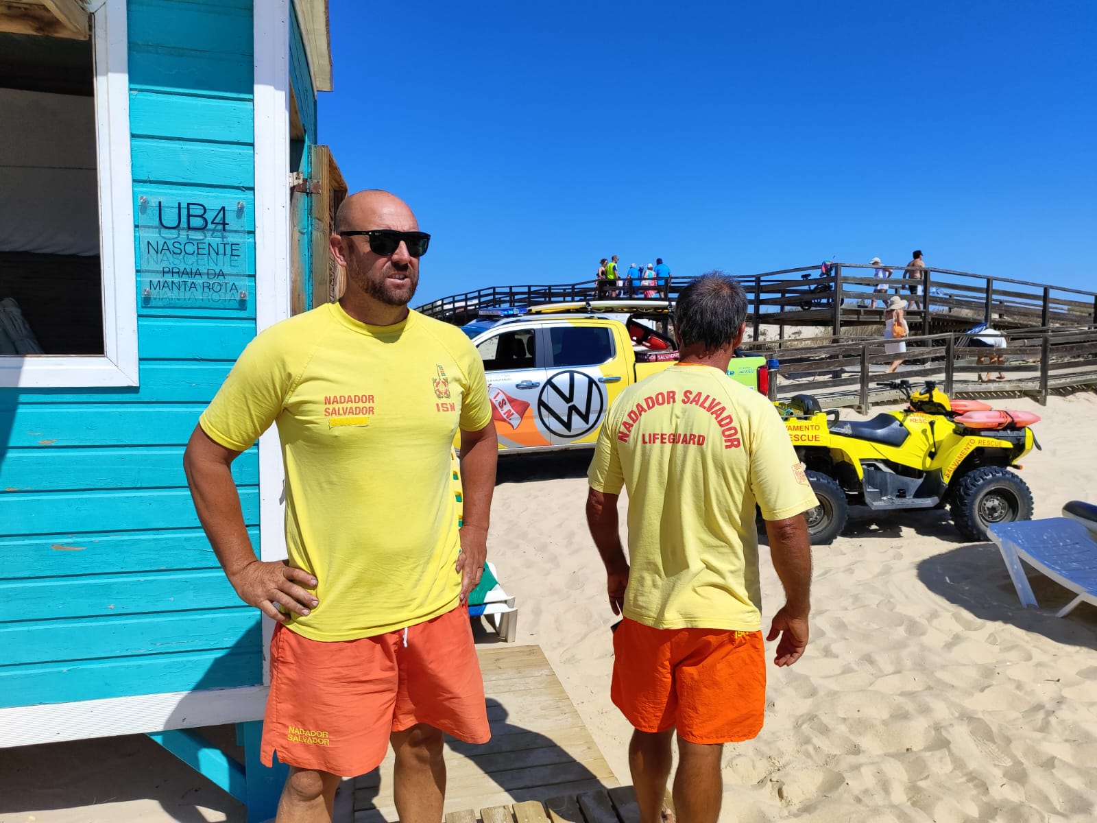 Sul Informação - Mulher auxiliada após se ter sentido mal na água na praia da Manta Rota