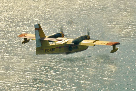Sul Informação - Dois aviões bombardeiros ajudam a combater incêndio na serra de Tavira