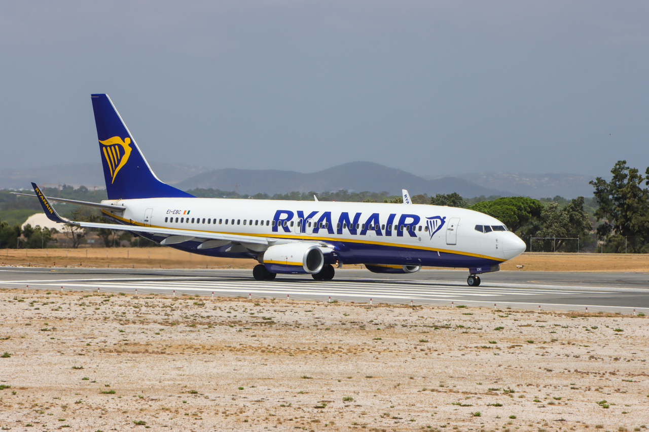 Sul Informação - Avião da Ryanair faz aterragem de emergência no Aeroporto de Faro