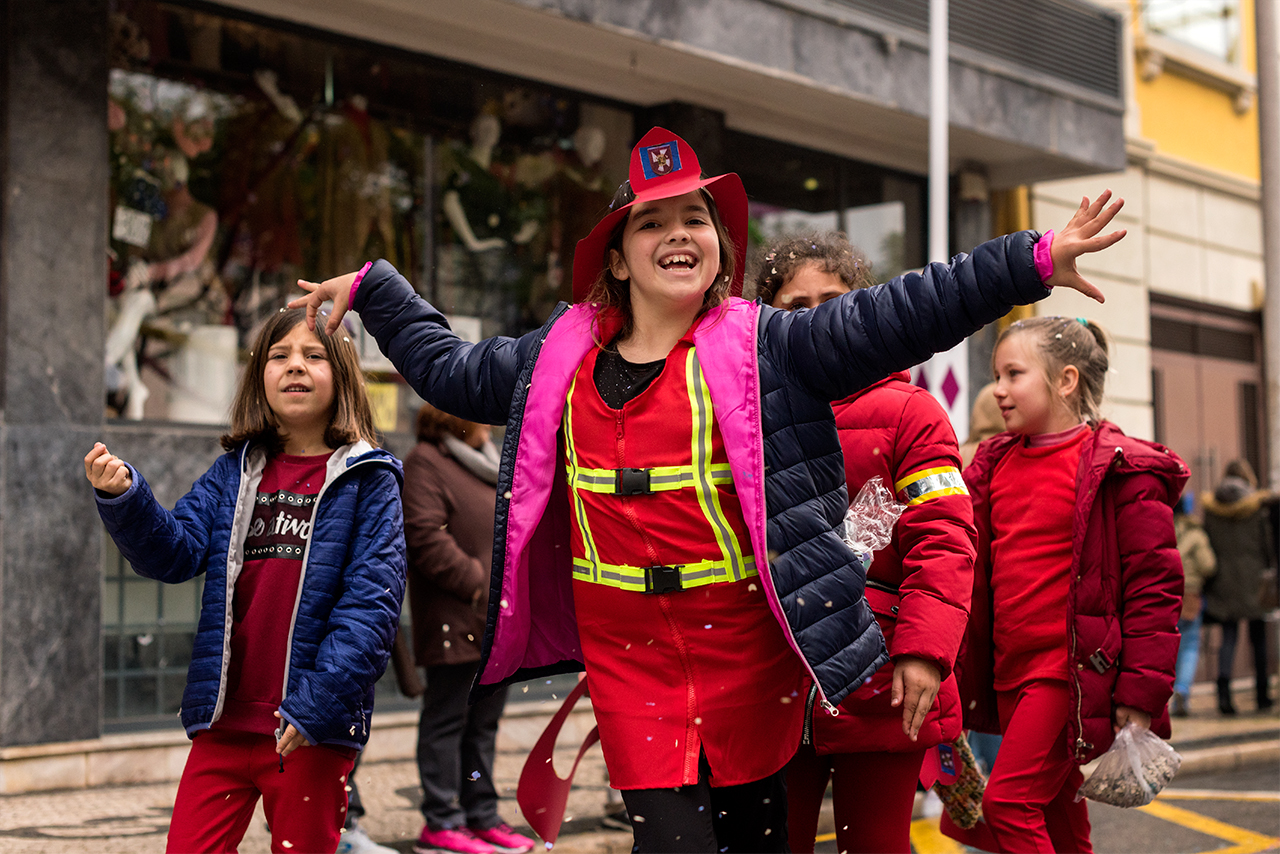 Sul Informação - Emojis, bombeiros e cientistas desfilaram no Carnaval Infantil de Loulé (com fotos)