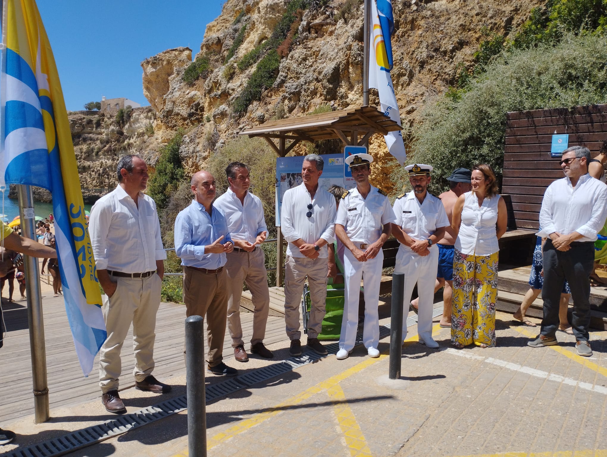 Sul Informação - Primeira bandeira “Qualidade de Ouro 2023” hasteada na praia da Senhora da Rocha