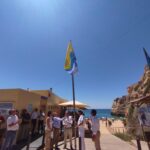 Sul Informação - Primeira bandeira “Qualidade de Ouro 2023” hasteada na praia da Senhora da Rocha