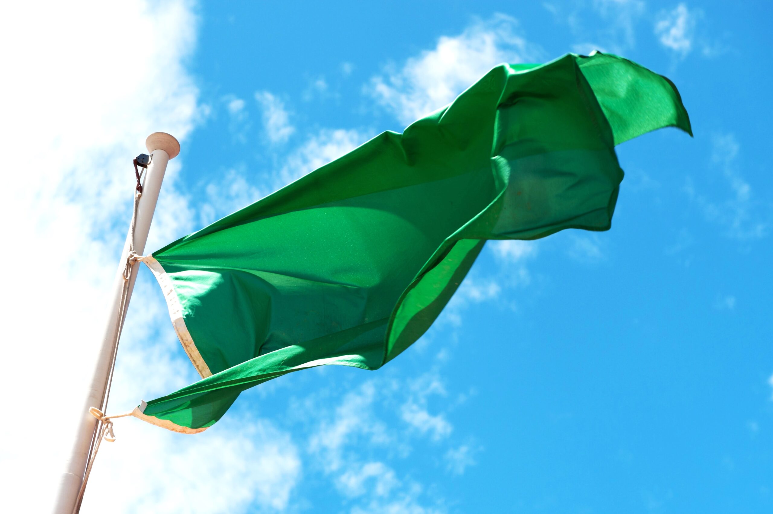 Sul Informação - Bandeira verde volta a ser hasteada nas praias de Quarteira e Vale do Lobo