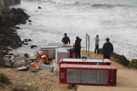 Sul Informação - Tempestade provoca destruição de dois restaurantes de praia em Sagres