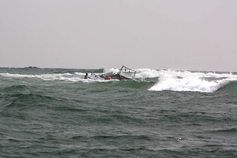 Sul Informação - Fotogaleria: Barco de pesca naufragou na Barra da Armona