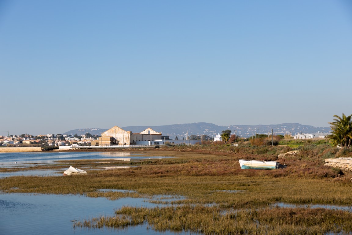Sul Informação - Estaleiros de Faro e Marina de Vilamoura “desfazem-se” de barcos abandonados