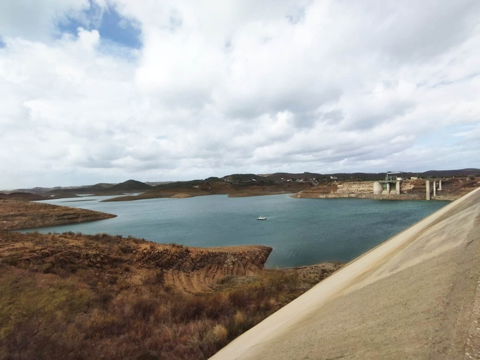 Sul Informação - Aline e Bernard meteram pouca água nas barragens do Algarve