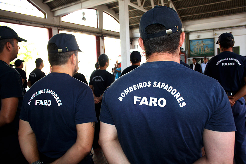 Sul Informação - Câmara de Faro quer, Bombeiros sonham, mas aumento salarial (ainda) não nasce